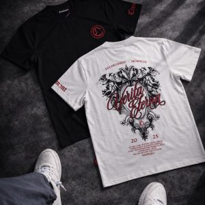 Camiseta hombre estampado gótico rojo
