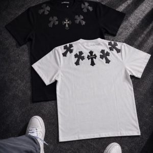 Camiseta hombre cruces plateadas