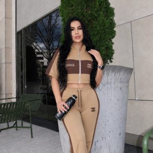 Conjunto dama crop top con cremallera y pantalón bicolor café y beige