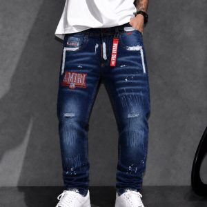 Jean hombre azul oscuro con aplique rojo